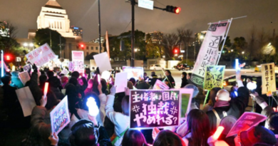 「高市首相の改憲に反対」国会前、若者中心に8000人の反政府デモ