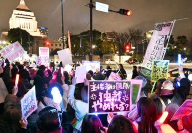 「高市首相の改憲に反対」国会前、若者中心に8000人の反政府デモ