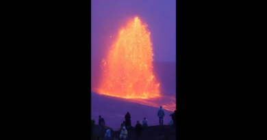 継続中のハワイ島キラウエア火山の噴火－真っ赤な溶岩が空へ噴き上がる