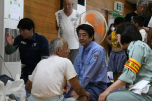 安倍首相の慰問に合わせて突貫工事でクーラーが付いた。住民は「クーラーがあるのとないのでは、天国と地獄ほど差がある」と喜んだ。＝2018年7月、岡田小学校体育館・倉敷市真備町　撮影：田中龍作＝